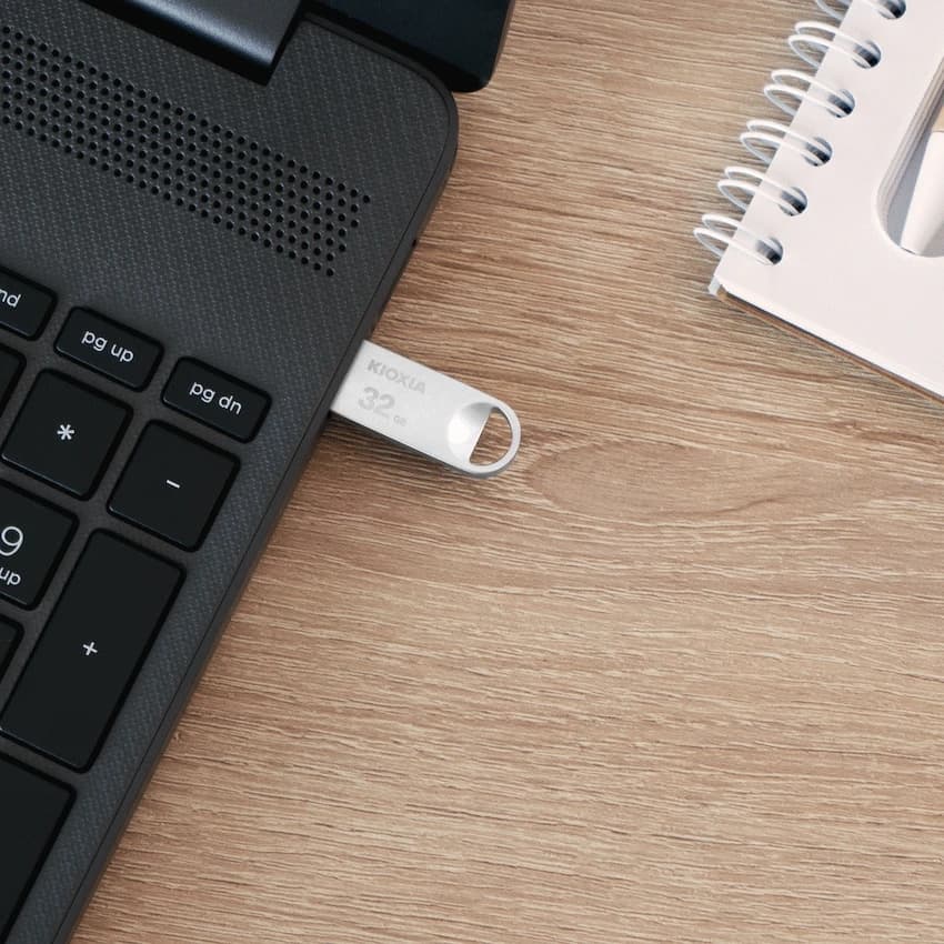 Kioxia - U401-32GB USB 2.0 - Slim Metal Design